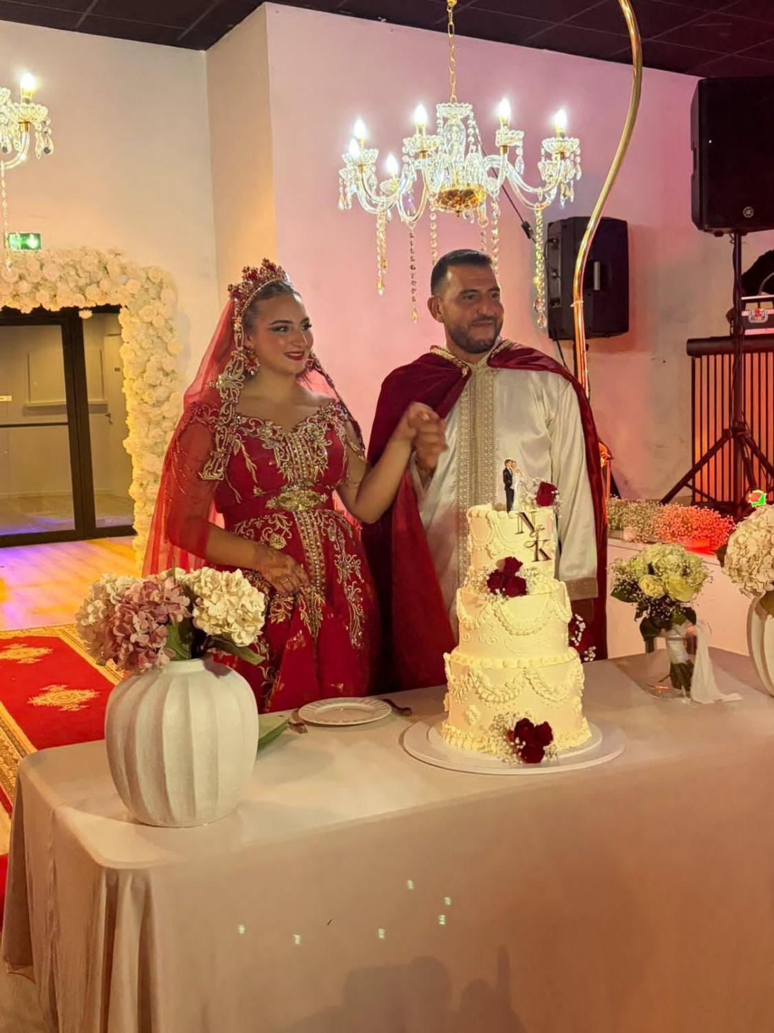 Couple traditionnel devant le gâteau