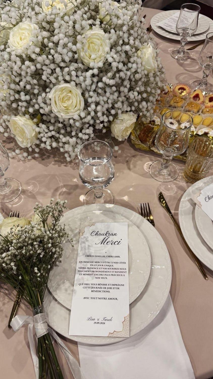 Table dressée avec fleurs blanches